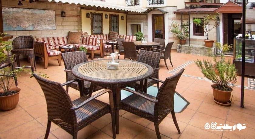 محوطه نشیمن در فضای باز